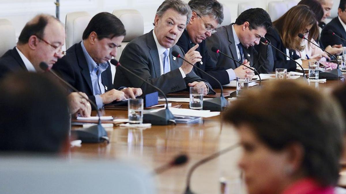 
El presidente de Colombia, Juan Manuel Santos, rodeado de su gabinete durante una reunión en el Palacio Nariño, en Bogotá, el viernes.
