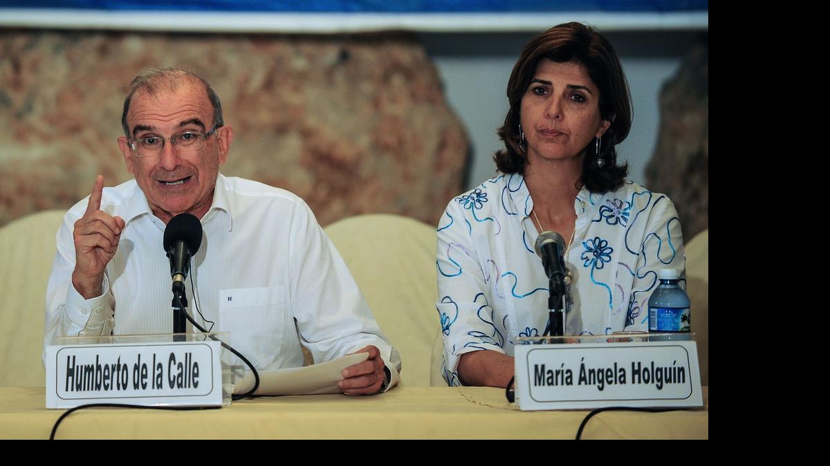 
Humberto de la Calle, principal negociador del gobierno colombiano en los diálogos de paz, y María Ángela Holguín, canciller colombiana, el martes en La Habana.
