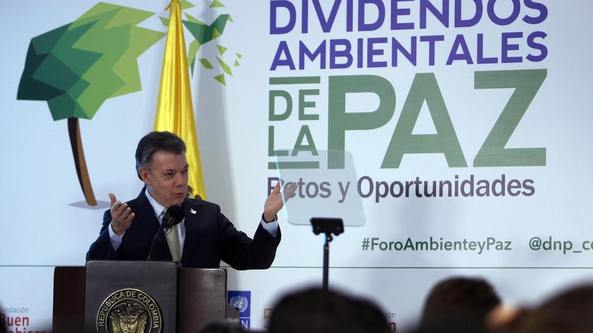 El presidente colombiano, Juan Manuel Santos, habla durante el foro Dividendos Ambientales de la Paz, jueves 10 de marzo de 2016, en Bogotá (Colombia). Santos destacó hoy que la paz le dará al país los mayores dividendos ambientales y frenará el 'ecocidio' en la Amazonía, donde se espera reducir a cero la deforestación.