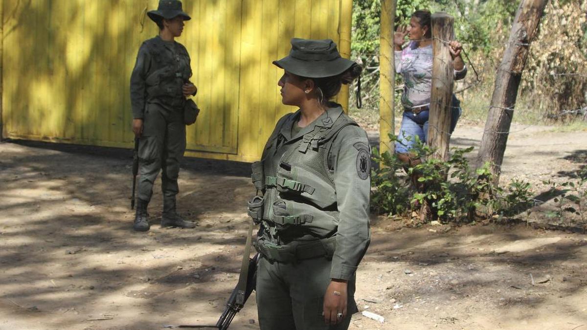 Soldados venezolanos hacen guardia en un puesto de control cerca de Urena, estado de Tachira, Venezuela, en la frontera con Colombia. Foto de archivo.