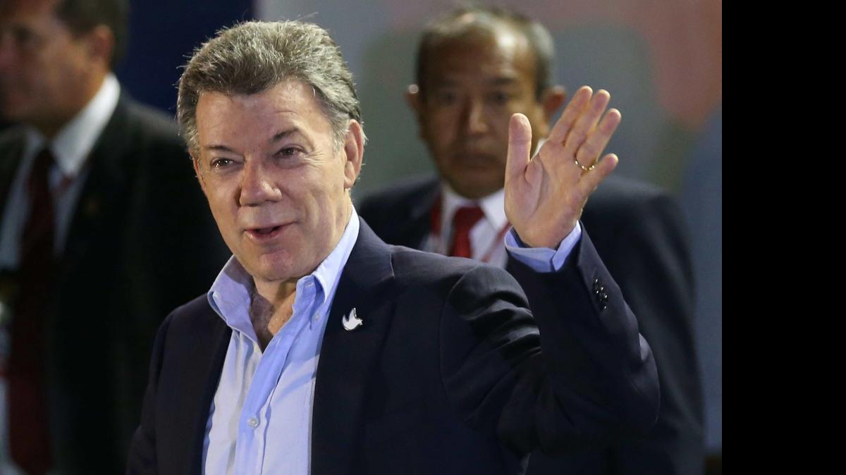 
El presidente de Colombia, Juan Manuel Santos, saluda a su llegada al encuentro empresarial de la Alianza del Pacífico el jueves pasad en Paracas, Perú. 

