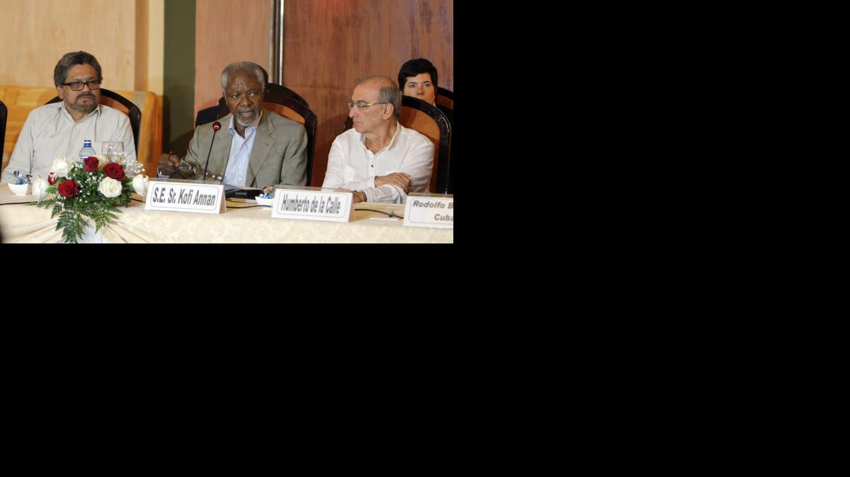 
El ex secretario general de la ONU Kofi Annan (cent.), el jefe de la delegación del Gobierno colombiano, Humberto de la Calle (der.), y el jefe del equipo de las FARC, Luciano Marín Arango “Iván Márquez”, en La Habana, Cuba. 
