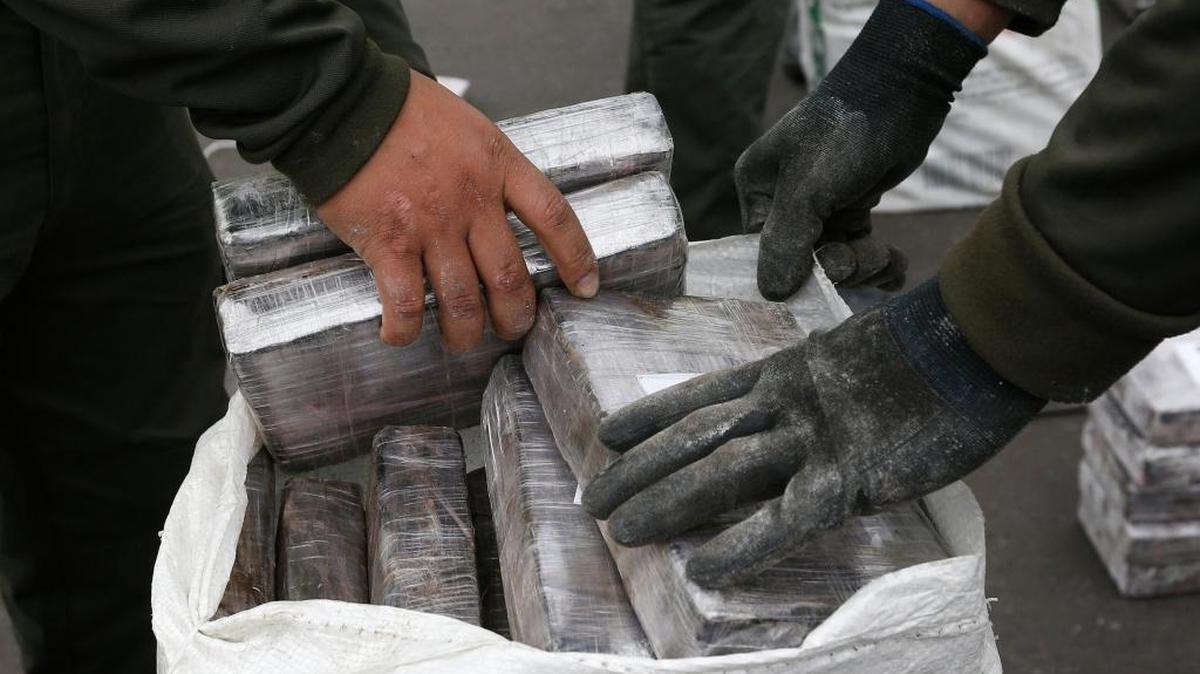 Agentes de la policía desempacan bolsas de cocacína decomisadas a grupos criminales, en esta foto de archivo en Bogotá, en septiembre del 2016.