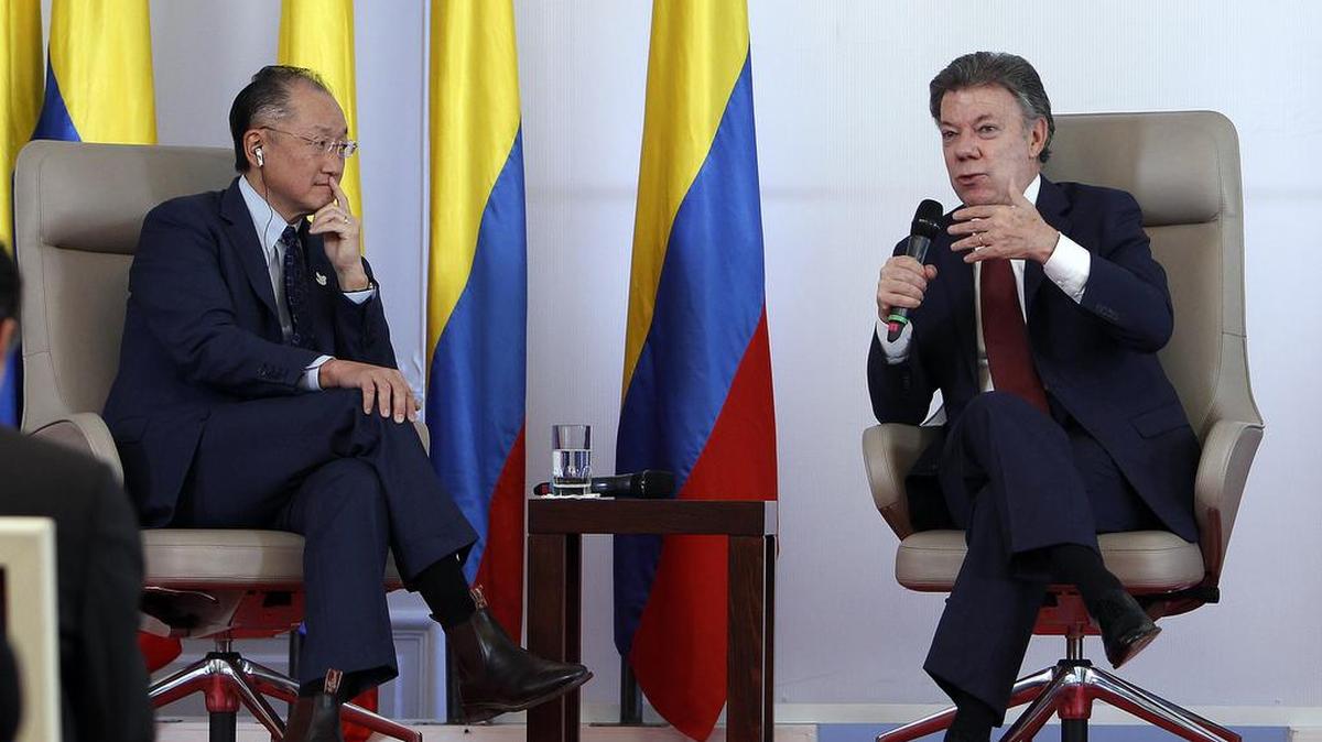 El presidente del Banco Mundial, Jim Yong Kim (i), y el presidente colombiano, Juan Manuel Santos (d), participan en un conversatorio este jueves 15 de enero de 2016, en la Casa de Nariño de Bogotá (Colombia). Kim destacó hoy la economía colombiana como uno de los "puntos brillantes" en el escenario latinoamericano y confió en que los esfuerzos hacia la paz le permitirán al país seguir progresando.
