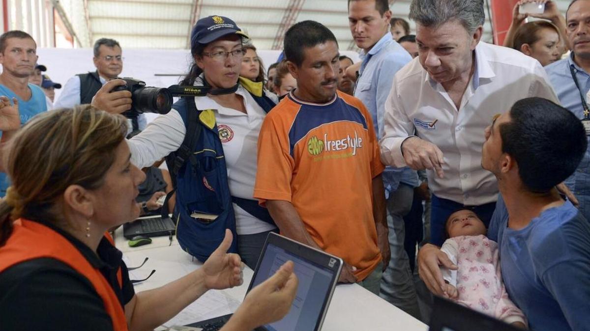 
El presidente de Colombia, Juan Manuel Santos, durante su visita a un albergue en Cúcuta, en la frontera colombo-venezolana, el miércoles.
