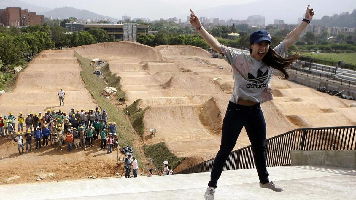 
La campeona mundial y olímpica de BMX, la colombiana Mariana Pajón, salta hoy, sábado 22 de agosto de 2015, durante un reconocimiento a la pista de BMX que se está construyendo en Medellín (Colombia) y que llevará su nombre. El lugar será, además, escenario del Campeonato Mundial de BMX de 2016. 
