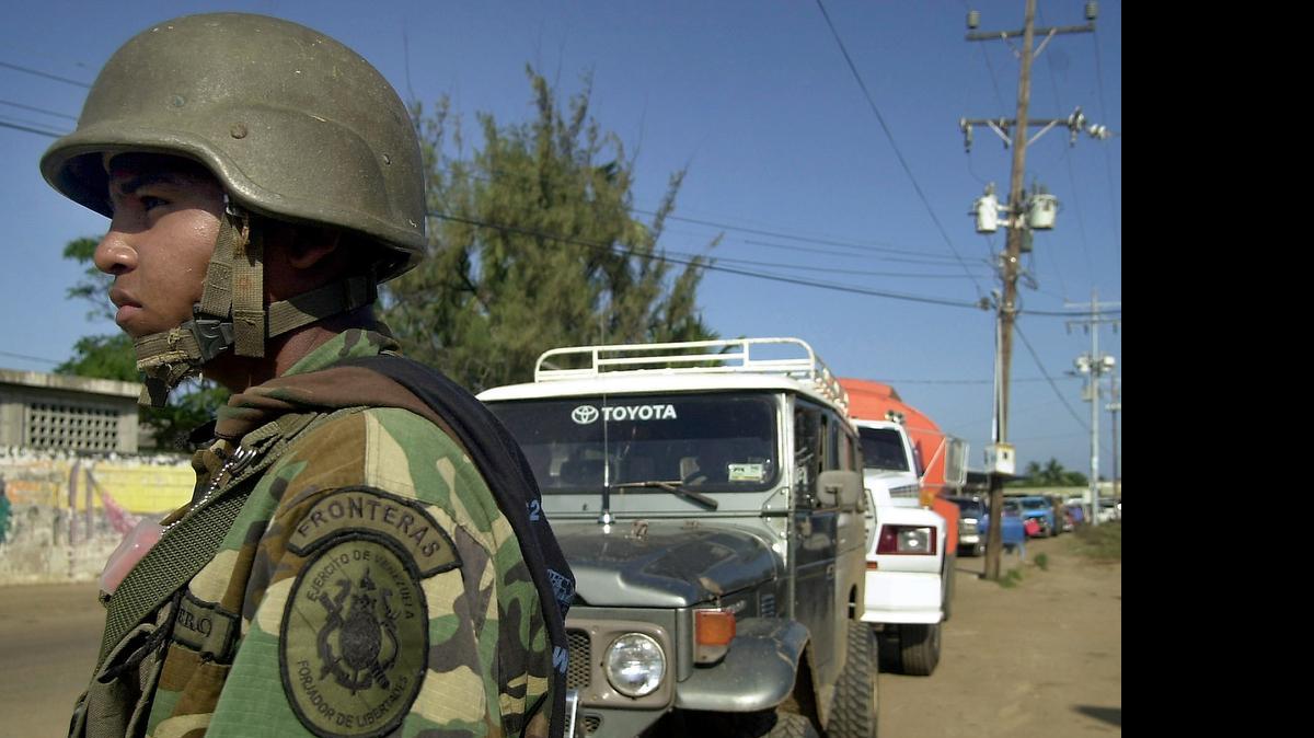 
Un soldado venezolano hace guardia en una alcabala en el 2005, luego de que las autoridades de Venezuela cerraron temporalmente la frontera con Colombia en el oeste de Paraguachón. 
