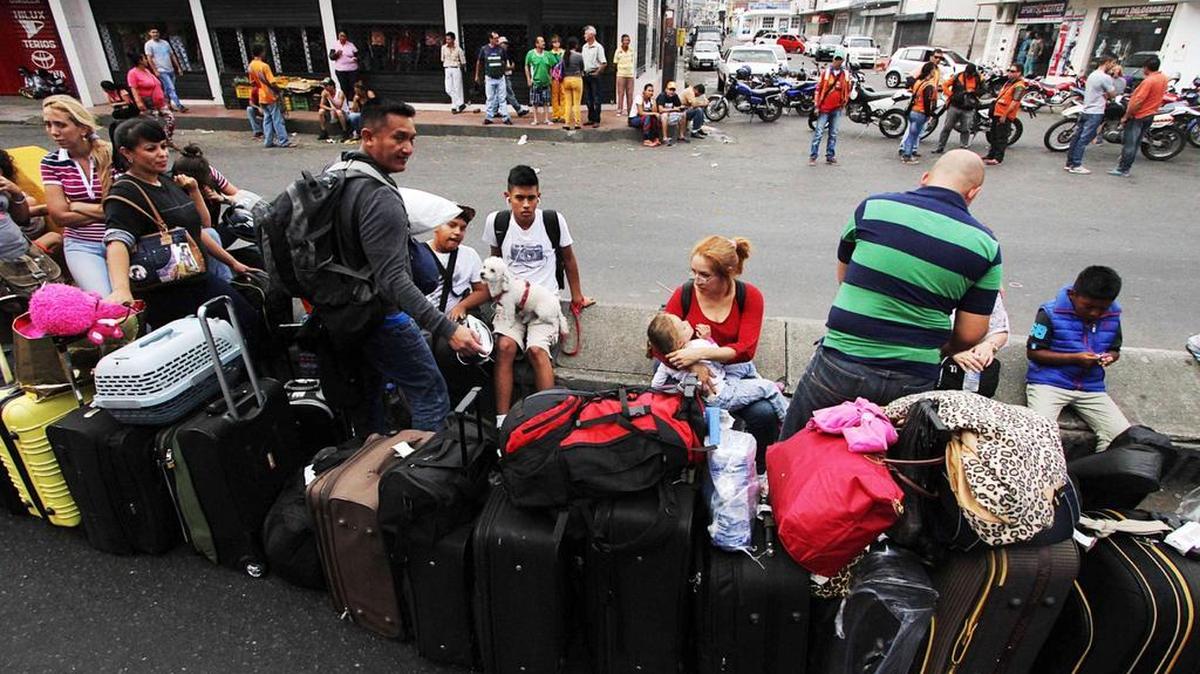 
Colombianos hacen fila en la oficina de Inmigración en San Antonio, ciudad venezolana en el estado fronterizo Táchira, el domingo. Aún cuando el presidente Juan Manuel Santos pidió reabrir la frontera, continúa cerrada. 
