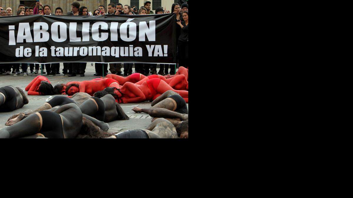 
Unas 70 personas semidesnudas y pintadas de rojo y negro se manifiestan en Bogotá para reclamar el fin de las corridas de toros en Colombia. (Foto de archivo).
