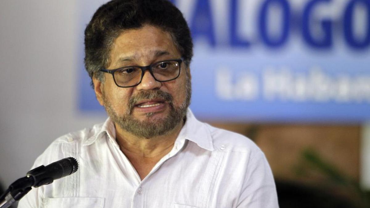 El segundo jefe de las FARC y líder de los delegados de la guerrilla Luciano Marín, alias "Iván Márquez”, lee un comunicado el viernes 10 de junio del 2016, en el Palacio de Convenciones de La Habana (Cuba) donde continúan los diálogos de Paz con los representantes de la guerrilla de las FARC y el gobierno colombiano.
