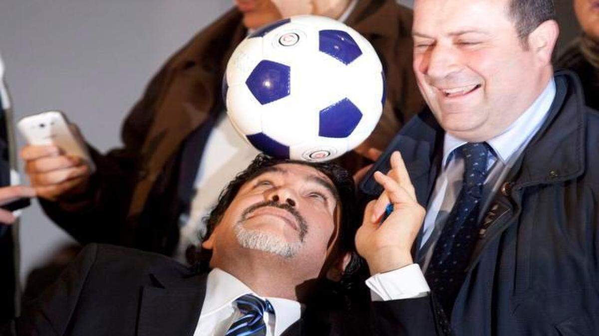 
El ex futbolista argentino Diego Maradona juega con un balón durante una conferencia de prensa en el 2013, en Nápoles.