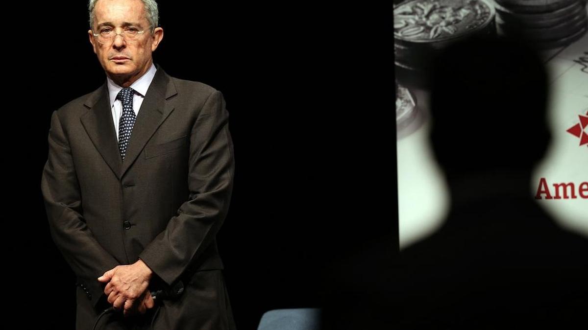 El ex presidente colombiano Álvaro Uribe escucha una pregunta en un Conversatorio de Miami Herald y El Nuevo Herald , a finales de febrero, en Miami. El ministro del Interior de Colombia, Juan Fernando Cristo, instó el sábado a los hijos Uribe a denunciar a quien, según ellos, presionó desde la Presidencia de la República a un detenido para que los incrimine.
