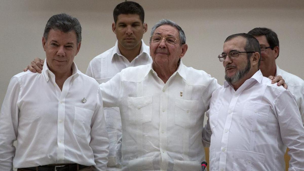 
El gobernante cubano Raúl Castro, al centro, junto al presidente colombiano Juan Manuel santos, izquierda y el comandante de las FARC Timoleón Jiménez. al término del anuncio hecho en La Habana el miércoles.


