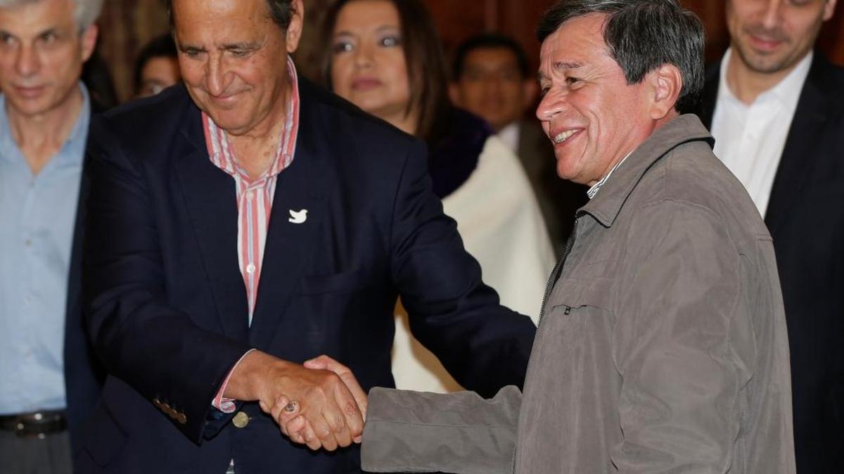 El representante del gobierno colombiano Juan Camilo Restrepo (izq.) y el representante de los rebeldes , Pablo Beltrán, del ELN, al final de una conferencia de prensa en Quito, Ecuador.