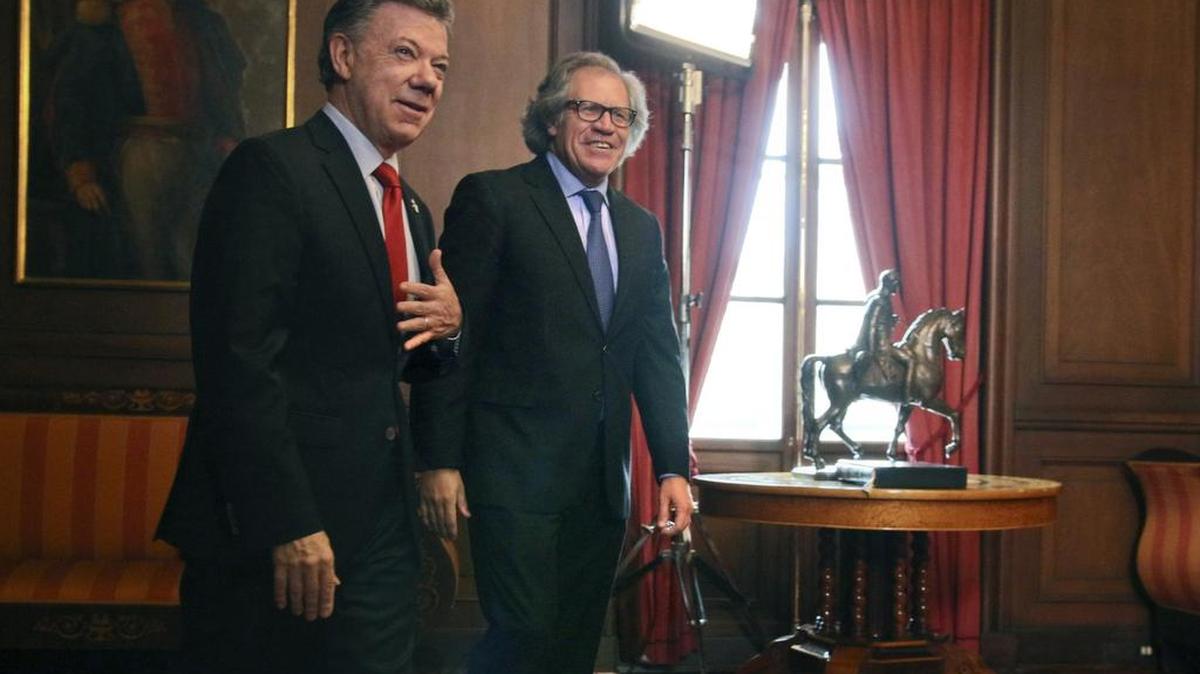 
El presidente de Colombia, Juan Manuel Santos (izq.), y el secretario general de la OEA, Luis Almagro, posan tras sostener el lunes una reunión en el palacio de Nariño, en Bogotá.
