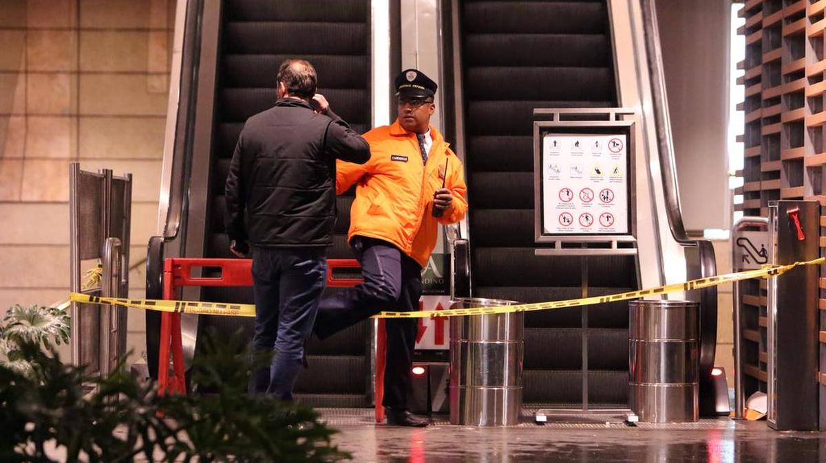 Personal de seguridad inspecciona los corredores del Centro Comercial Andino el sábado 17 de Junio de 2017, en Bogotá (Colombia).