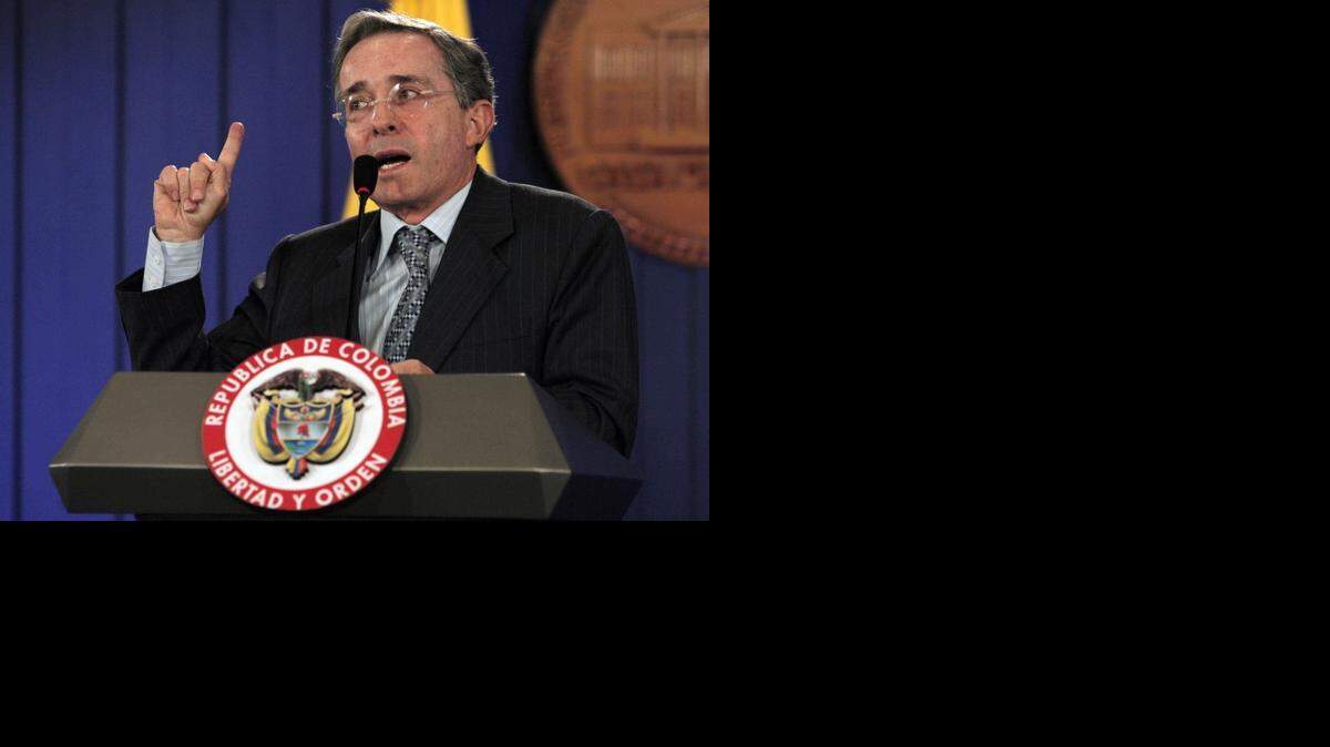 
El ex presidente de Colombia, Alvaro Uribe, habla en una rueda de prensa en el 2008, en Bogotá.
