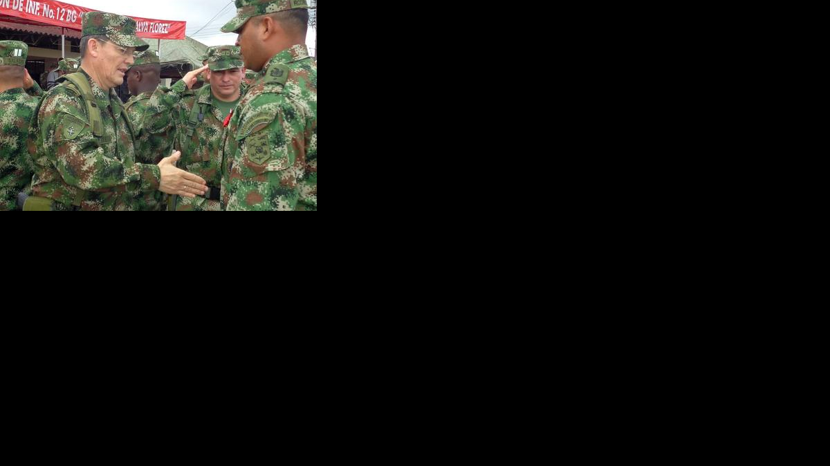
El general Rubén Darío Alzate (izq) con su tropa en una foto de agosto de este año. Los guerrilleros de las FARC que lo retuvieron han anunciado su inminente liberación. 
