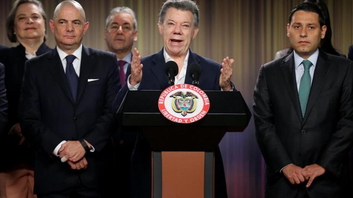 El presidente de Colombia, Juan Manuel Santos (c), habla junto a miembros de su gabinete ministerial hoy, martes 30 de agosto de 2016, en el Palacio de Nariño de Bogotá (Colombia) luego de firmar la convocatoria al plebiscito para refrendar el acuerdo de paz rubricado la semana pasada con las FARC en Cuba.