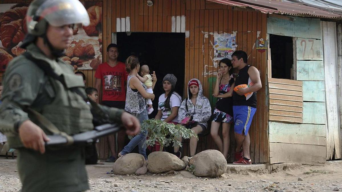 
Soldados venezolanos participan en una operación para localizar a inmigrantes ilegales en San Antonio, estado Táchira, en la frontera con Colombia el domingo 23 de agosto.
