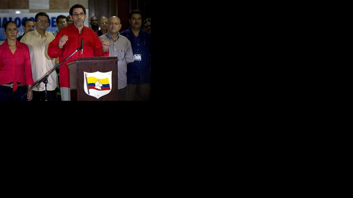El comandante de las FARC Pastor Alape habla con la prensa acompañado por Pablo Catatumbo, jefe del frente occidental de la guerrilla, en La Habana, 18 de noviembre de 2014.