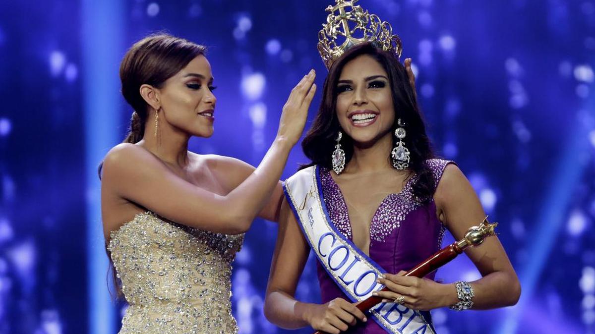 La nueva señorita Colombia, Laura González (d), celebra luego de ser elegida como la soberana de Colombia en el Concurso Nacional de la Belleza el lunes 20 de marzo de 2017, en Cartagena, norte de Colombia.