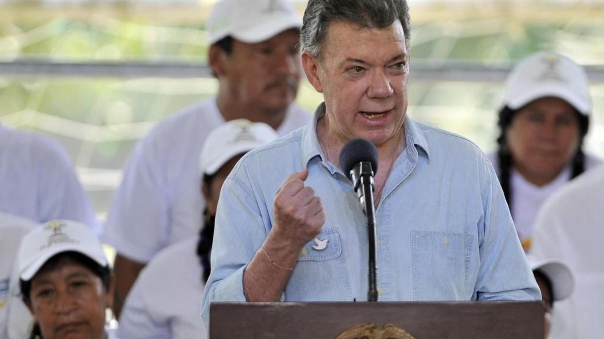 El presidente de Colombia, Juan Manuel Santos, habla durante el evento de los beneficiados con el programa oficial de restitución de tierras, en La Hormiga, Putumayo.