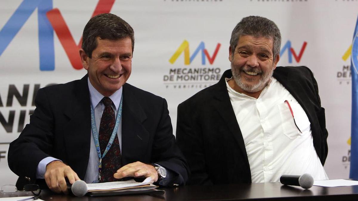 El jefe de observadores para la verificación del cese bilateral y definitivo del fuego y de hostilidades y la entrega de armas de las Farc, el general Javier Antonio Pérez Aquino (i), y jefe de la misión política tripartita de verificación del cese al fuego y la dejación de armas, Luis Alberto Albán, alias “Marcos Calarcá”, participan en una rueda de prensa el viernes en Bogotá.