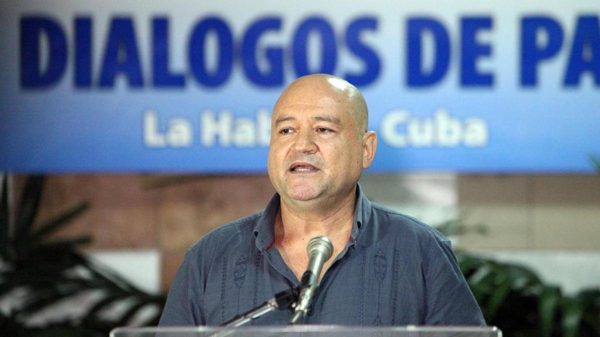 El miembro del secretariado de las FARC-EP, Luis Antonio Losada Gallo, alias Carlos Antonio Lozada, lee un comunicado hoy, martes 3 de noviembre del 2015, en el palacio de convenciones de La Habana (Cuba), donde continúan los diálogos de paz con los representantes de las guerrillas de las FARC-EP y el Gobierno colombiano.