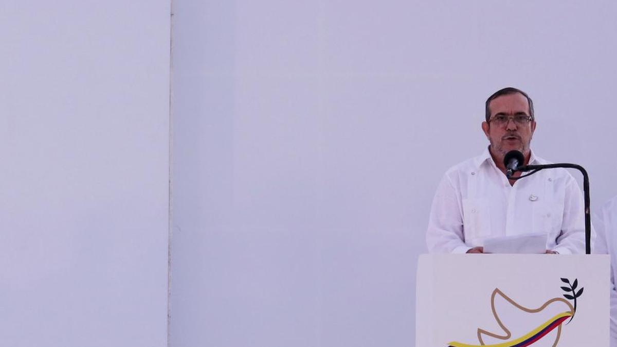 El máximo líder de las Fuerzas Armadas Revolucionarias de Colombia (FARC), Rodrigo Londoño Echeverri, alias alias "Timochenko", habla el lunes 26 de septiembre de 2016, en la ceremonia de la firma del acuerdo de paz en la ciudad de Cartagena (Colombia).
