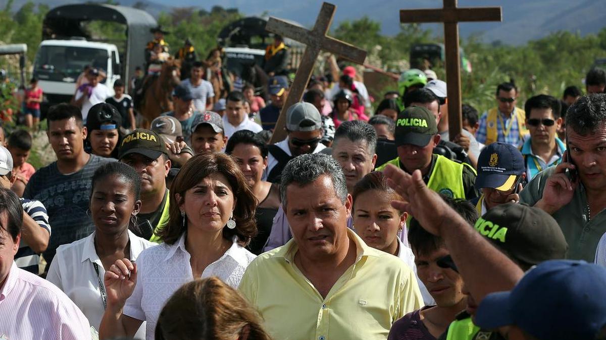 
La canciller de Colombia, María Ángela Holguín (c-i), acompañada del ministro del Interior, Juan Fernando Cristo (fuera de cuadro), visita el jueves 27 de agosto de 2015, el sector de La Parada, cerca a Cúcuta (Colombia).
