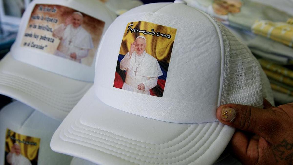 Vista de gorras con la imagen del papa Francisco a la venta el lunes 4 de septiembre de 2017, en Cartagena (Colombia). El papa Francisco llegará a esta ciudad el próximo 10 de septiembre, luego de haber visitado a las ciudades de Bogotá, Villavicencio y Medellín.