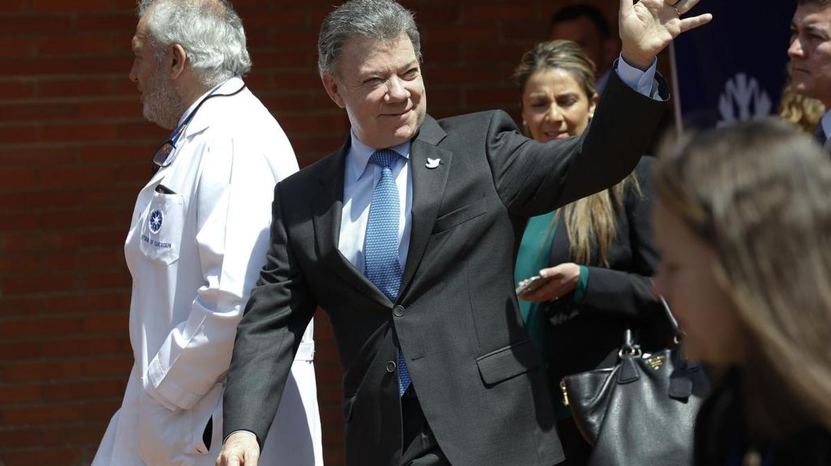 El presidente colombiano, Juan Manuel Santos, saluda a los simpatizantes luego de una conferencia de prensa en Colombia, el 21 de noviembre de 2016. Foto de archivo.