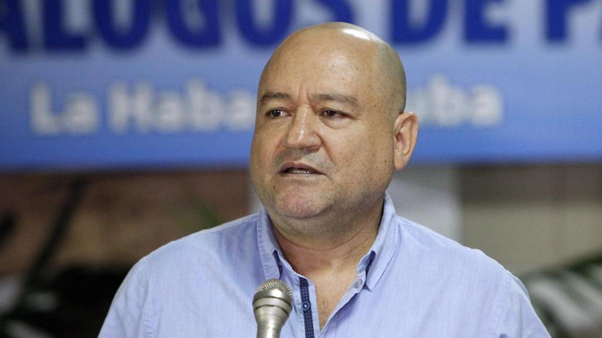 El integrante del equipo negociador de la guerrilla Fuerzas Armadas Revolucionarias de Colombia Luis Antonio Losada Gallo, alias Carlos Antonio Lozada, lee un comunicado de prensa antes de una jornada de diálogo en las negociaciones de paz entre el Gobierno colombiano y la guerrilla FARC, el domingo 10 de abril de 2016, en el Palacio de Convenciones de La Habana.