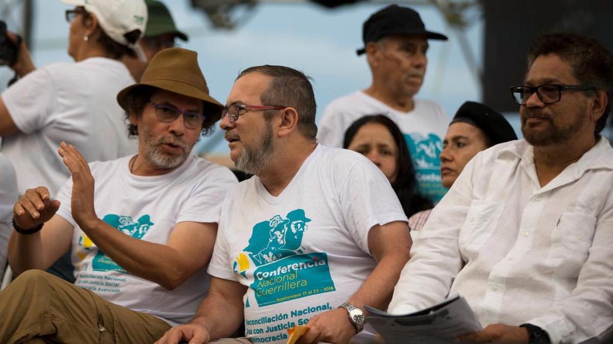 Los líderes rebeldes Rodrigo Londoño, (cen.) Iván Márquez (der.) y Pastor Alape asisten al acto de clausura de la 10ma. conferencia de las FARC.