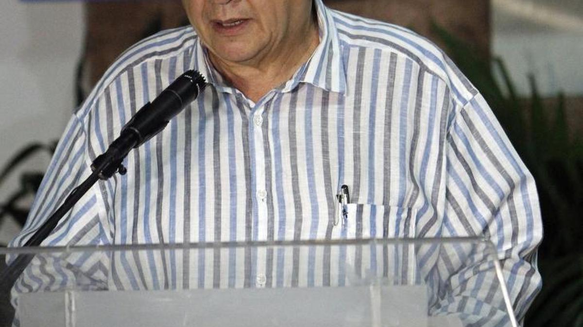 El comandante de las FARC Jorge Torres Victoria, alias "Pablo Catatumbo", lee un comunicado hoy, miércoles 06 de abril del 2016, en La Habana (Cuba) donde se retoman los diálogos entre el Gobierno y las FARC tras el receso que siguió al 23 de marzo, fecha fijada por las partes para firmar la paz pero en la que no se llegó al acuerdo definitivo.