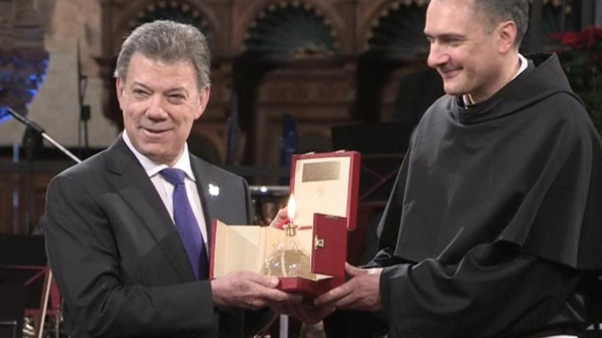 Fotografía tomada de imágenes de televisión del presidente de Colombia, Juan Manuel Santos, que ha recibido hoy el premio "Lámpara de la Paz" que otorga la Orden de San Francisco de Asís, durante la visita que realizó a la basílica.