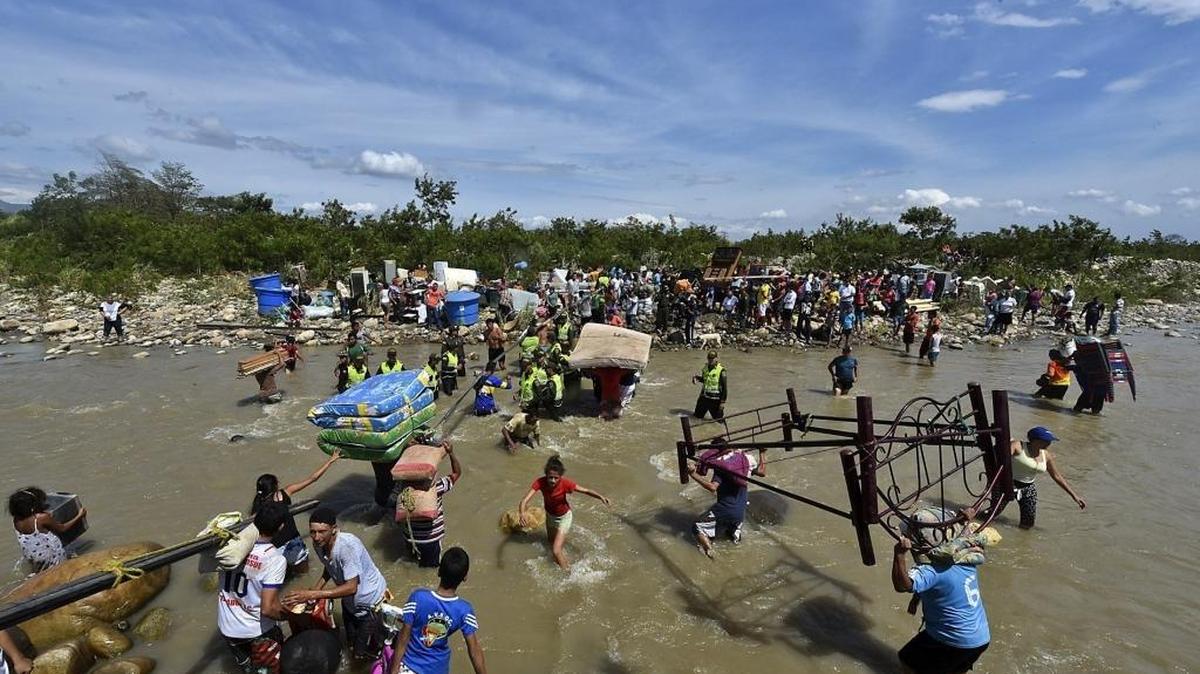 
Colombianos deportados de Venezuela cruzan en agosto el río Táchira, en la frontera entre ambos países, hacia Cúcuta.
