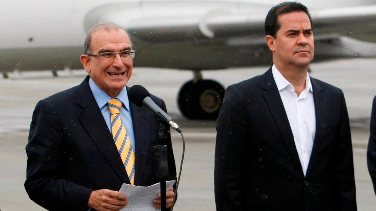 Humberto de la Calle (i) y Frank Pearl, los jefes negociadores del gobierno de Colombia con las guerrillas FARC y ELN.