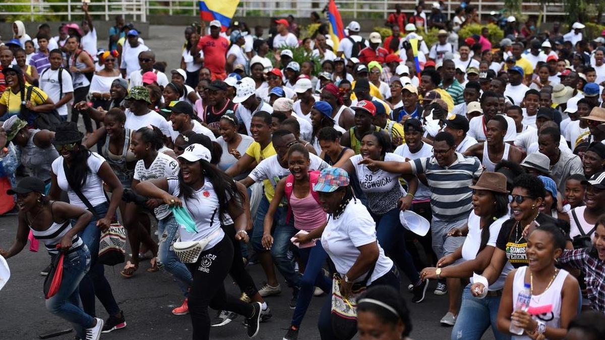 La gente protesta exigiendo derechos básicos del gobierno -incluyendo salud, educación, carreteras y agua potable en Buenaventura, Colombia.