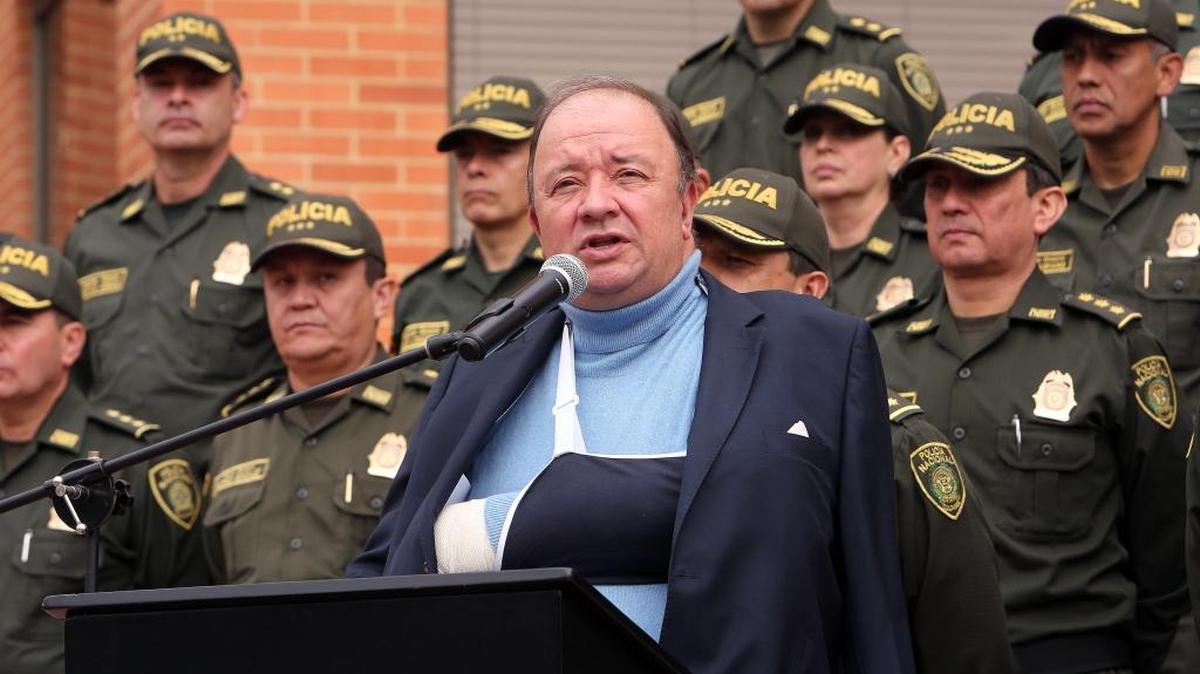 El ministro colombiano de Defensa, Luis Carlos Villegas (cen.), habla con los prensa el lunes, durante la cumbre extraordinaria de generales de la Policía en Bogotá (Colombia).