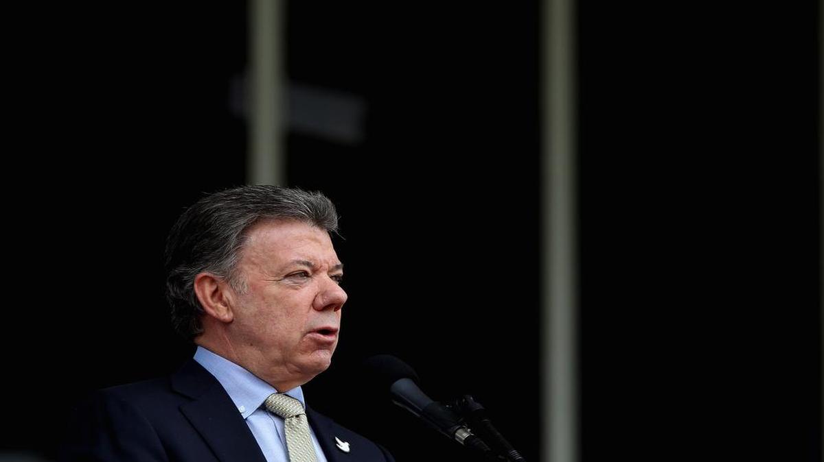 El presidente de Colombia, Juan Manuel Santos (c), durante una ceremonia de transmisión de mando el sábado 20 de febrero de 2016, en la Escuela de Cadetes Francisco de Paula Santander de Bogotá (Colombia).