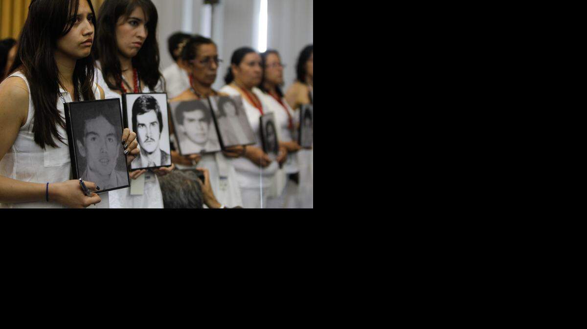 
Familiares de las víctimas sostienen sus fotografías durante una audiencia sobre el caso de la toma del Palacio de Justicia de Bogotá, realizada por la CorteIDH en el 2013, en Brasilia. El gobierno colombiano dijo el miércoles que estudiará con detalle la sentencia que lo encontró responsable por la desaparición forzada de 11 personas.
