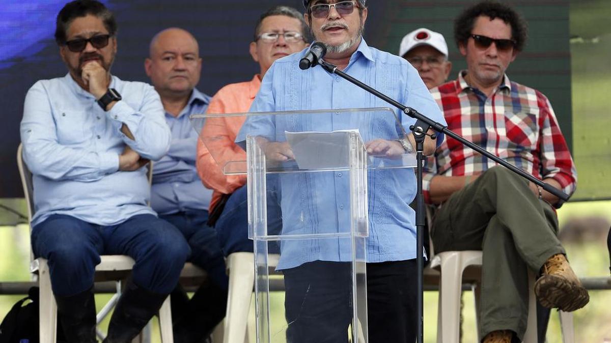 Foto del 27 de junio de 2017 de Rodrigo Londono, también conocido como Timoleón Jiménez o Timochenko, el máximo comandante de las Fuerzas Armadas Revolucionarias de Colombia (FARC), da su discurso durante un acto conmemorativo de la finalización del proceso de desarme De los rebeldes de las FARC, en Buenavista, Colombia.