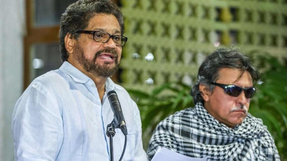 Los comandantes de las FARC Iván Márquez (izq) y Jesús Santrich, durante una conferencia de prensa en La Habana en abril del 2014.