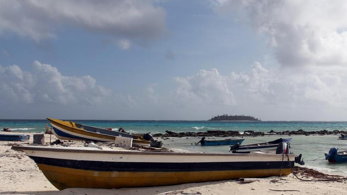 
Fotografía tomada el viernes 11 de septiembre de 2015 de la playa de San Andrés (Colombia). Al noreste de la isla colombiana de San Andrés, en medio del mar Caribe, emerge un grupo de cayos vírgenes, rodeados de barreras coralinas, barcos fantasma y aguas de tan poca profundidad que permiten cruzar de costa a costa a pie como hacían los antiguos piratas que navegaron por esas aguas. 
