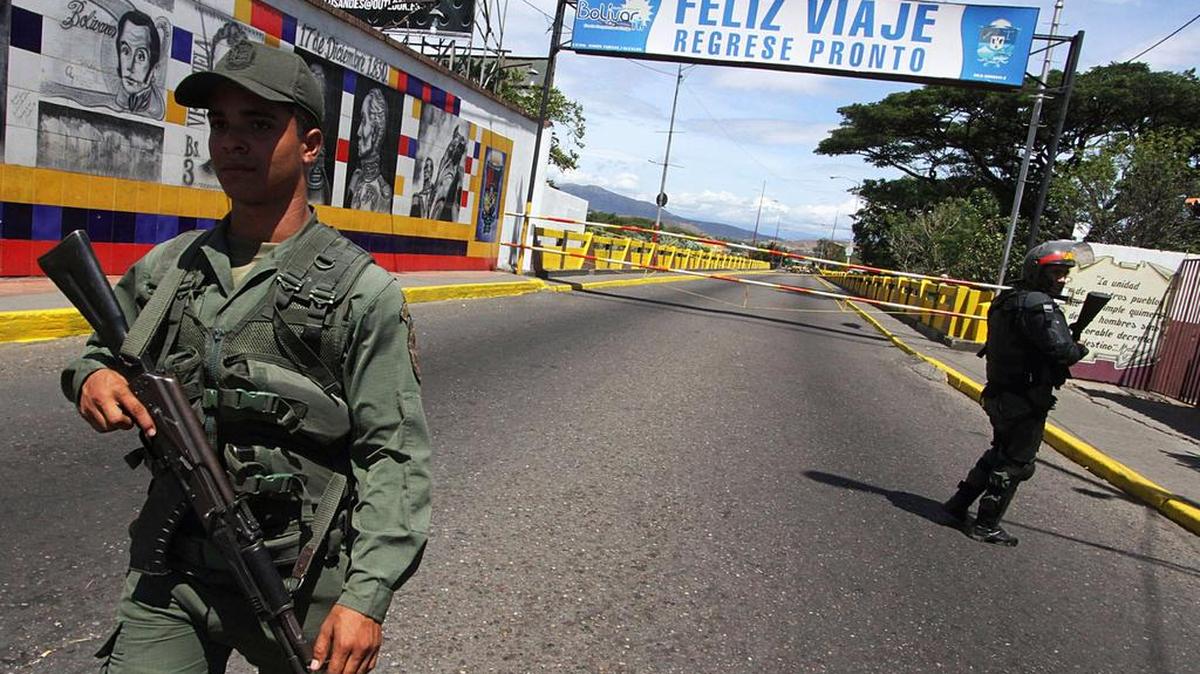 
Tropas venezolanas vigilan el punto fronterizo colombo-venezolano, el jueves en San Antonio del Táchira, Venezuela.

