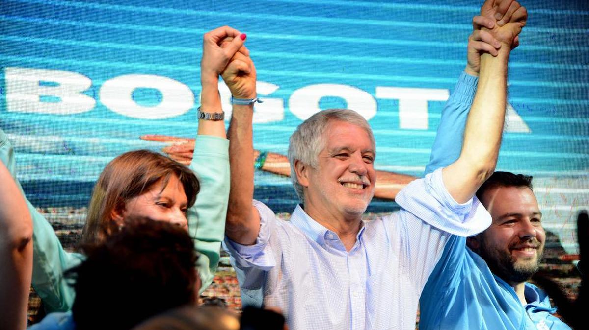 El economista y administrador Enrique Peñalosa celebra el domingo 25 de octubre de 2015, su victoria por la Alcaldía de Bogotá (Colombia) que durante los últimos doce años estuvo en manos de la izquierda, al obtener el 33,10 % de los votos en las elecciones locales y regionales celebradas hoy en Colombia con el 97,63 % del escrutinio completado.