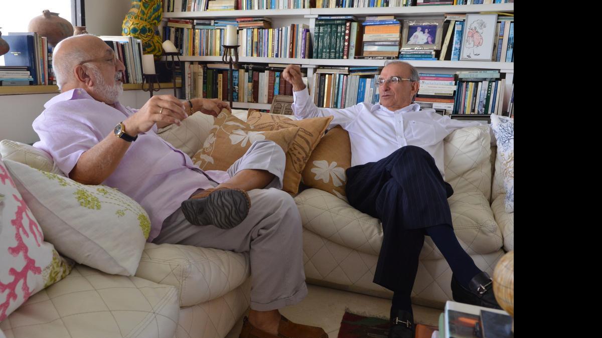 
El jefe negociador del gobierno colombiano en los diálogos de paz con las FARC, Humberto de la Calle (der.) habla con el periodista Juan Gossaín en Cartagena, el miércoles.
