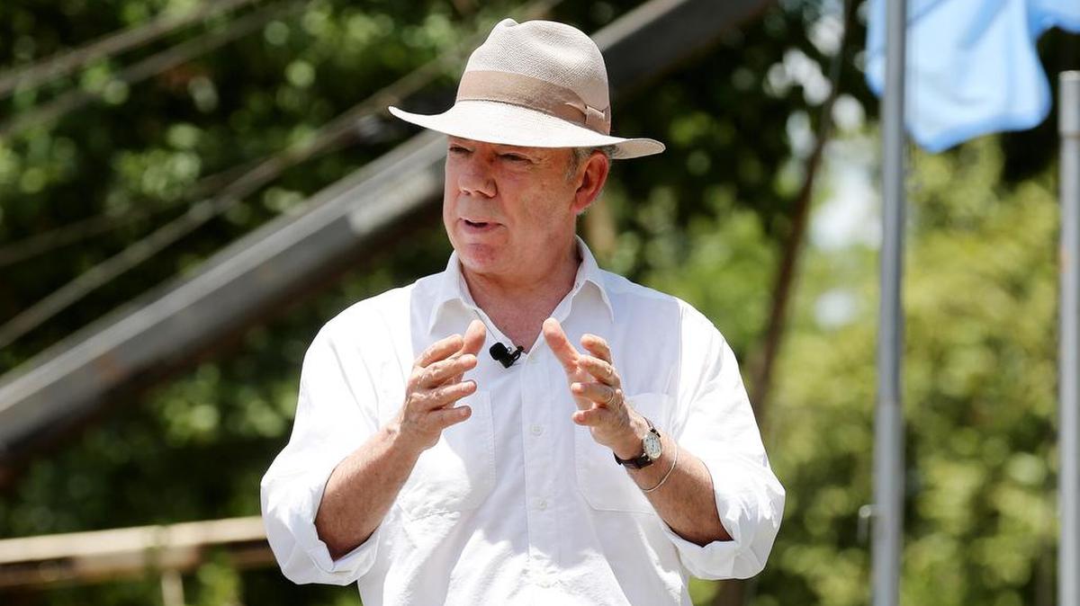 El presidente de Colombia, Juan Manuel Santos, habla luego de cerrar con candado el último contenedor con armas de las FARC el martes 15 de Agosto de 2017, en Pondores (Colombia).